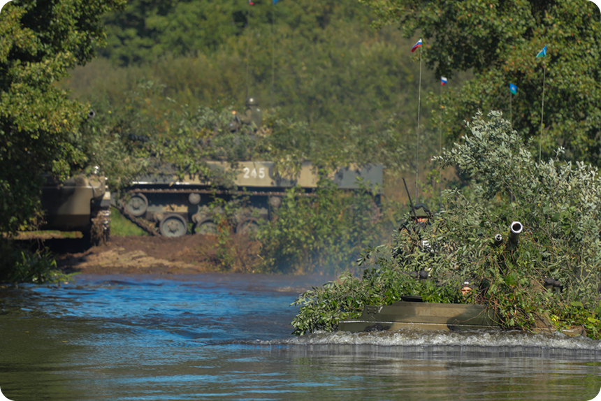 Танки преодолевают водное препятствие на полигоне Хожа, Гродненская область, Беларусь, в 30 км от Сувалкского коридора, во время учений «Славянское братство — 2020»