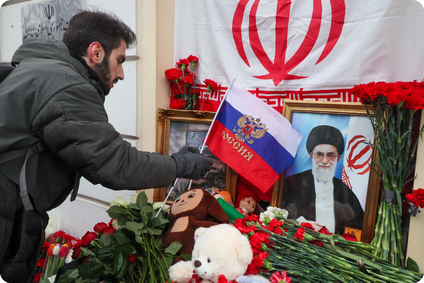 Мужчина возлагает цветы к мемориалу возле иранского посольства в Москве