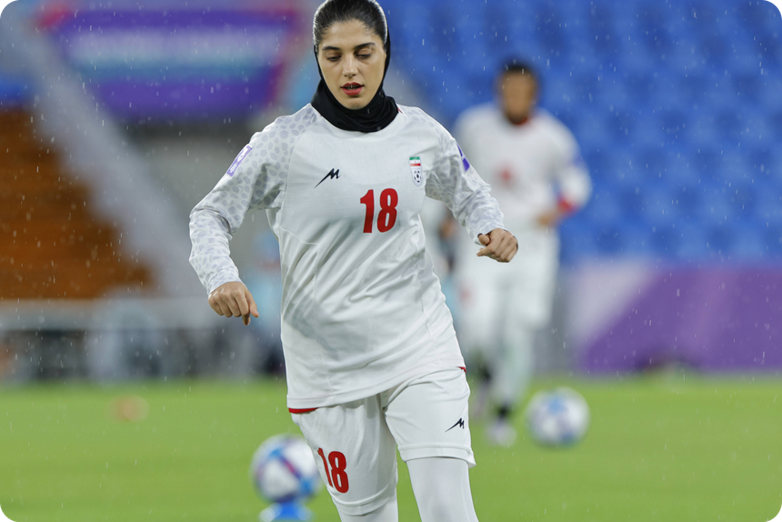 Сана Садеги, 18 лет, сборная Ирана, во время разминки перед матчем Кубка Азии среди женщин между Исламской Республикой Иран и Филиппинами на стадионе Голд-Кост 8 марта 2026 года