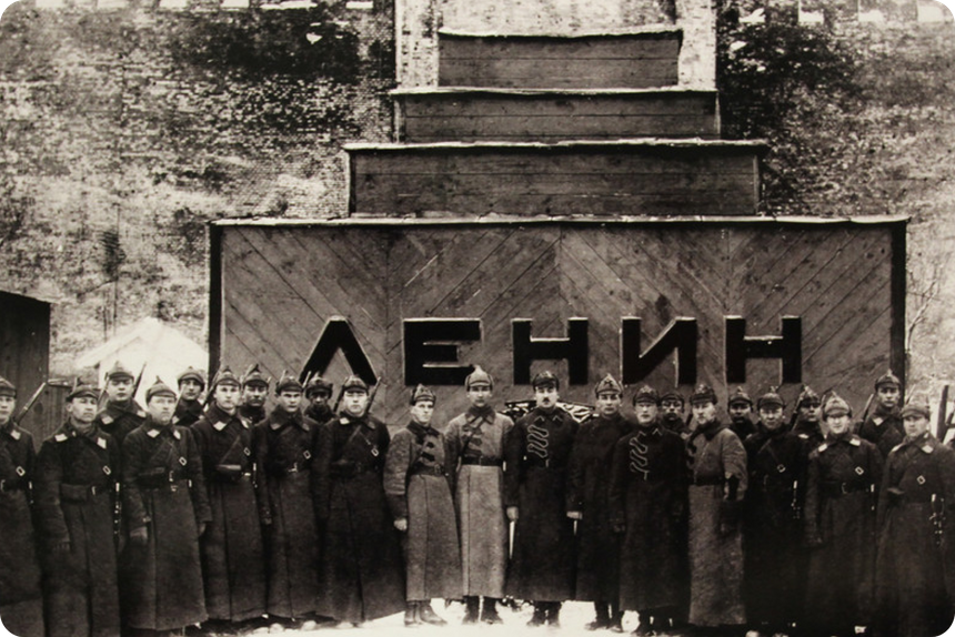 Караул 1-й советской объединённой военной школы РККА им. ВЦИК по охране временного мавзолея Ленина и комендант Кремля. Р. А. Петерсон. 1924 год